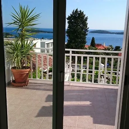 Mare Hvar Town
